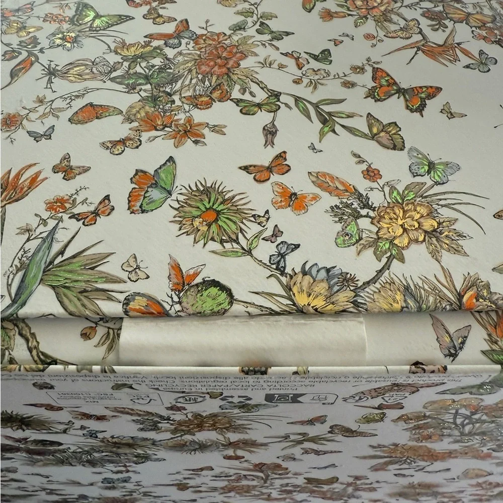Dior Floral large box in good conditions great to storage your Dior bags or more